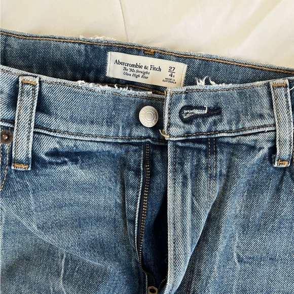Women’s Abercrombie and Fitch jeans - Picture 2 of 3